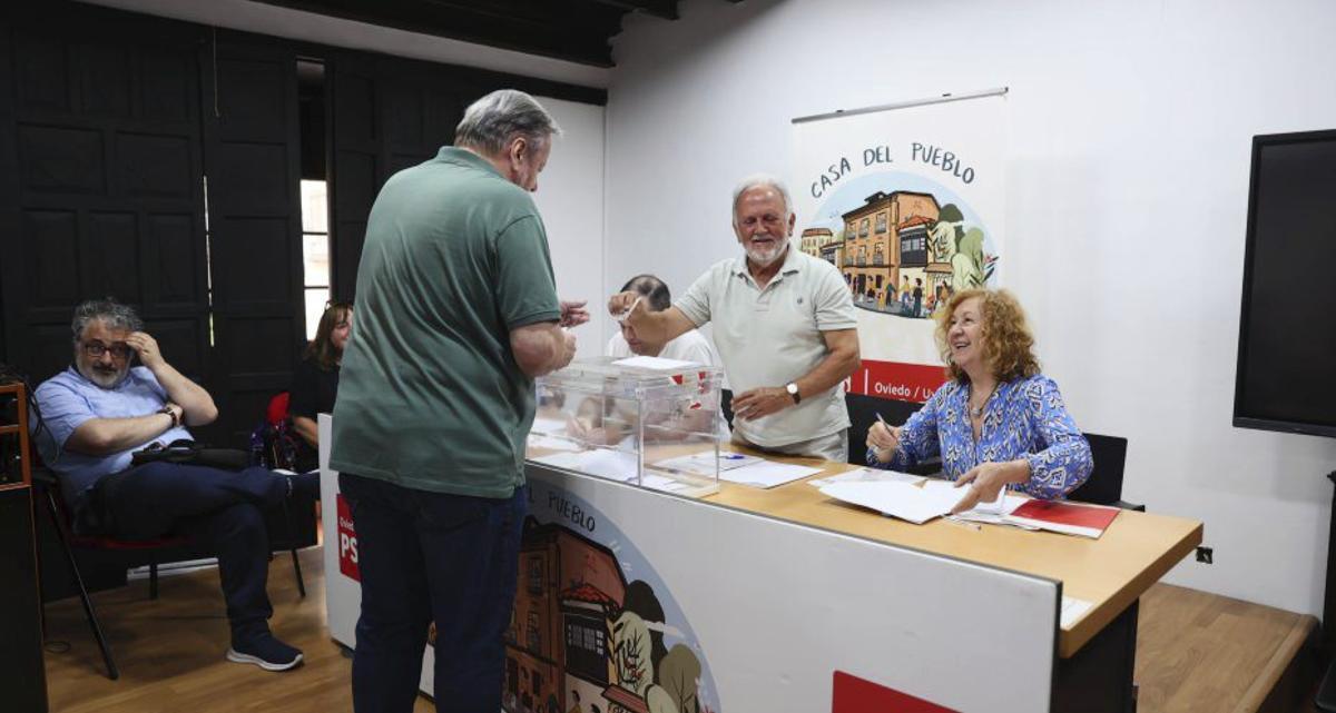 Las votaciones, ayer, en la Casa del Pueblo. Debajo, el momento en que Sergio Llera depositó su papeleta en las urnas. | MARIO CANTELI