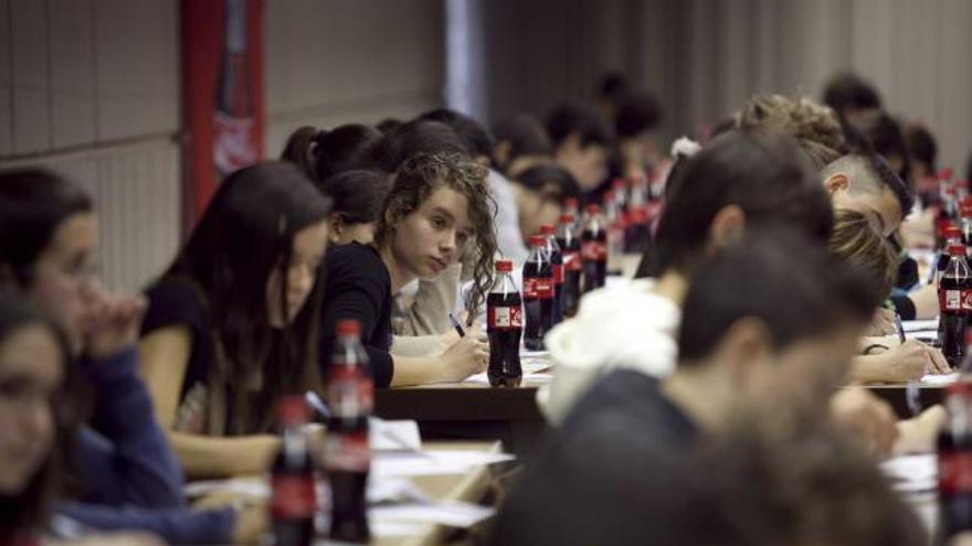 Un aulario de la Facultad de Geológicas, durante el concurso de redacción de Coca-Cola.