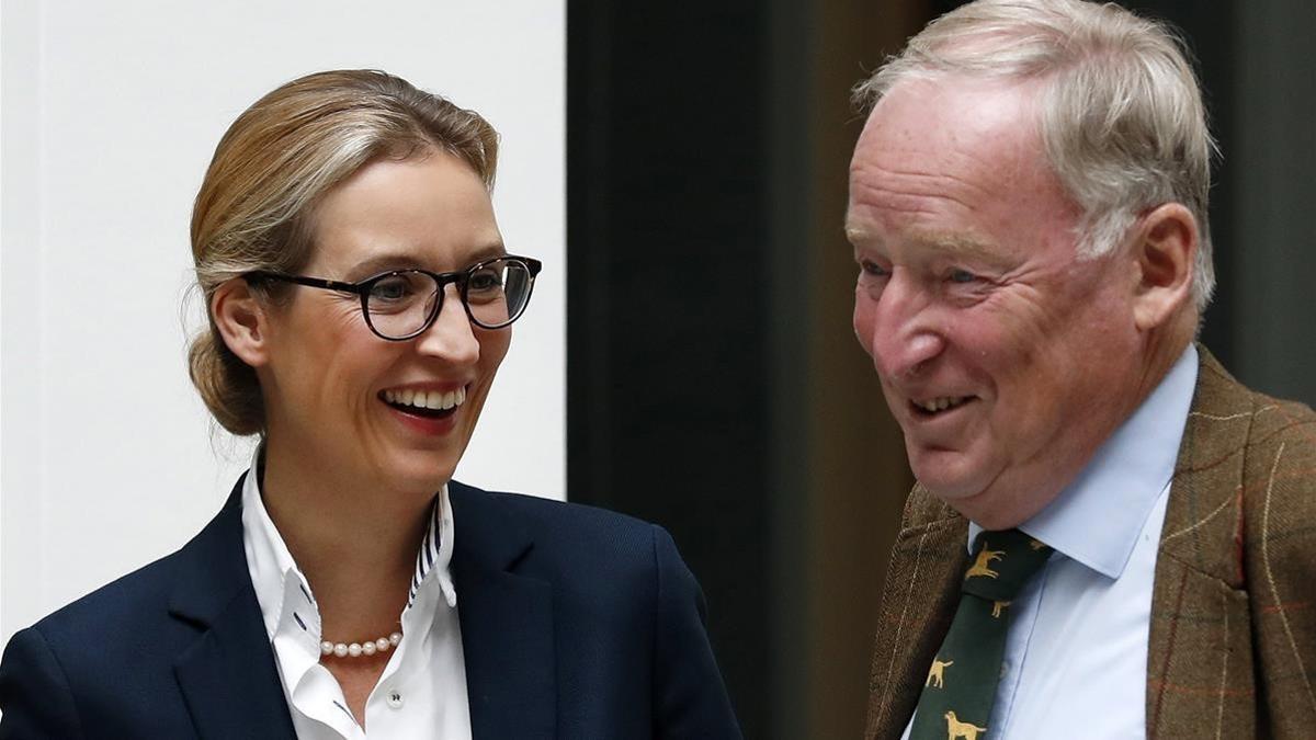 Los dos principales candidatos AfD en las generles, Alexander Gauland (derecha) y Alice Weidel, antes de una rueda de prensa en Berlín, el 21 de agosto.