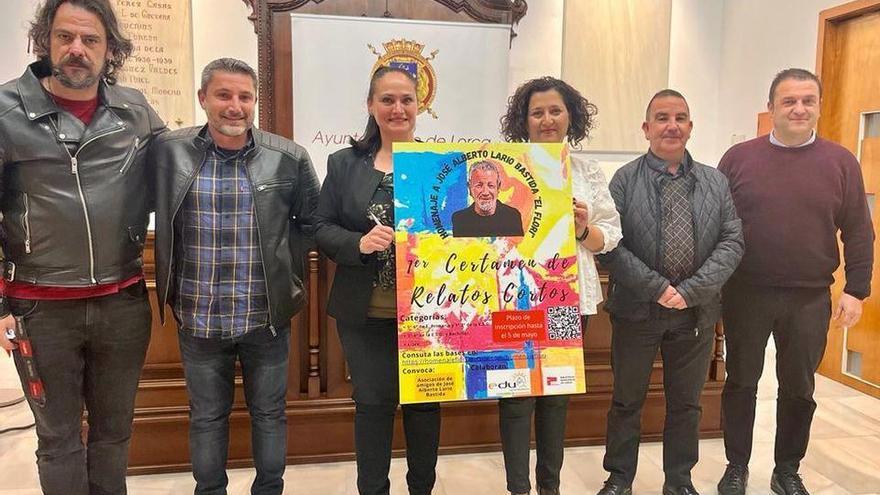 La edil de Educación, Antonia Pérez, (c) junto a los organizadores del homenaje.