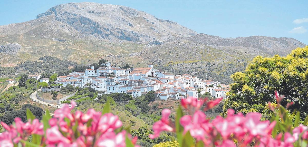 A 20 minutos de Ronda y 30 de la Costa del Sol, Cartajima, con 234 habitantes, tiene alto riesgo de despoblación.