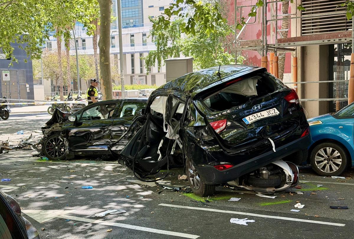 Los dos coches siniestrados en el barrio del Poblenou de Barcelona