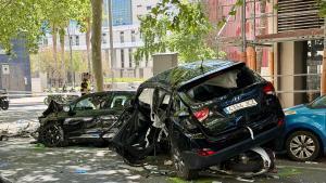 Los dos coches siniestrados en el barrio del Poblenou de Barcelona