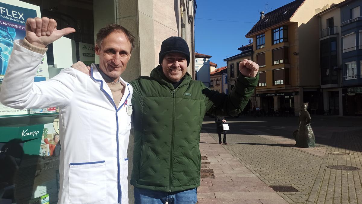 Nicolás de las Heras y Roberto González, ayer, en la plaza General Ponte de Grado.