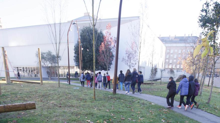 Espai davant la biblioteca Rahola · Aquest espai s&#039;ha arranjat recentment, després que la biblioteca Carles Rahola entrés en funcionament. De moment hi ha una proposta de denominació, «Jardí de la Pau», feta per part de l&#039;associació d&#039;Amics de la Unesco