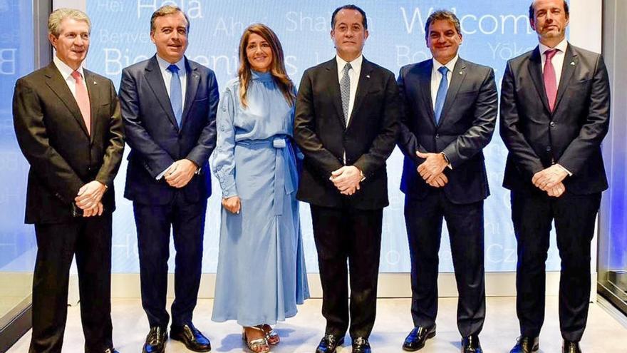 La directora de la oficina de Miami, Mónica Vázquez, y el presidente de Abanca, Juan Carlos Escotet, con otros directivos // EP