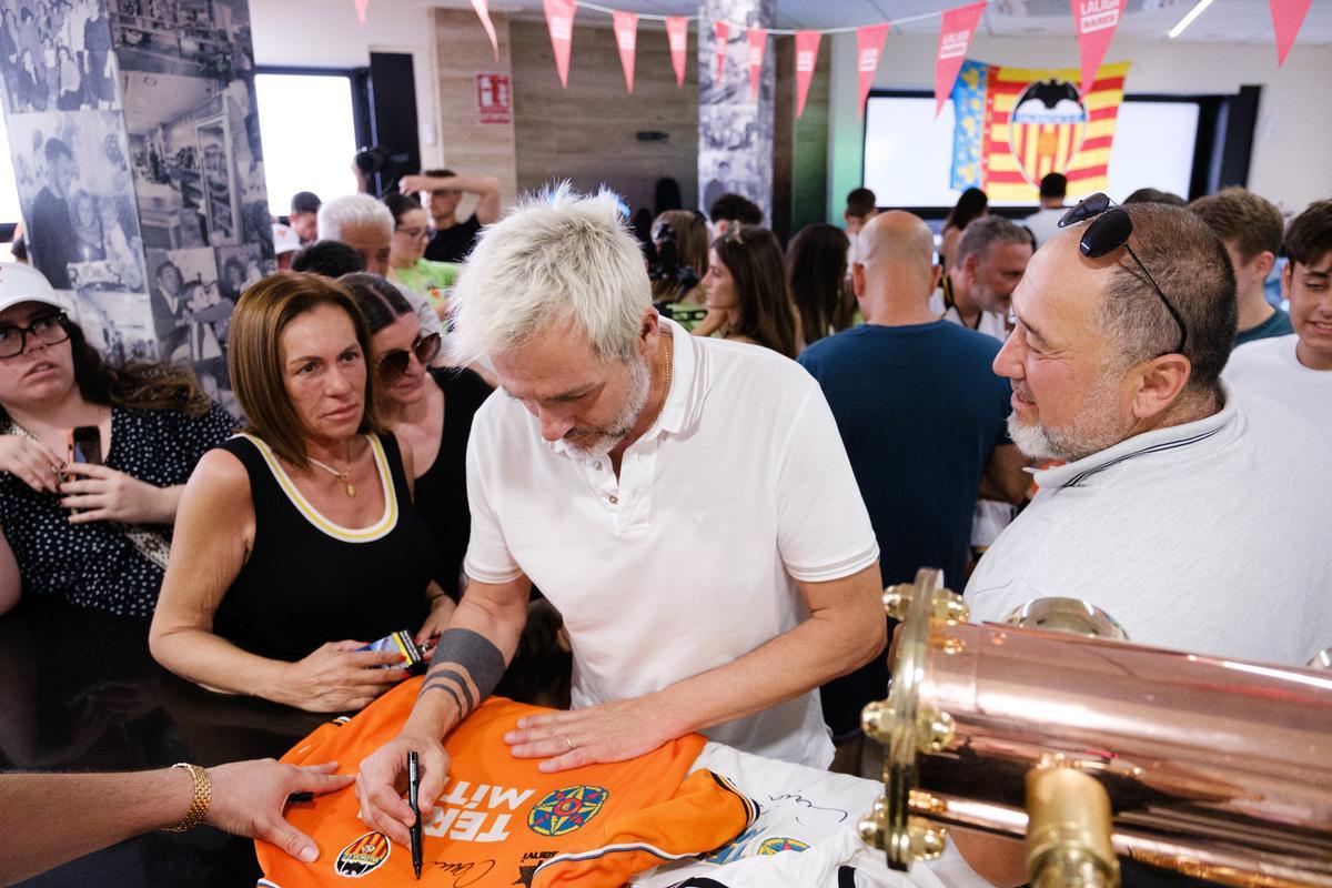 Santiago Cañizares firmando en el evento de LaLiga