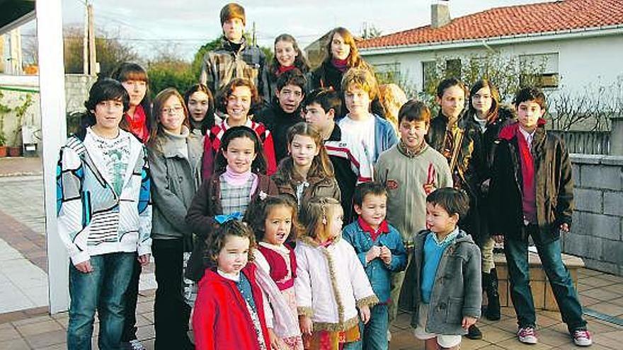 Algunos de los niños y de los jóvenes que participaron en la octava edición del certamen literario.