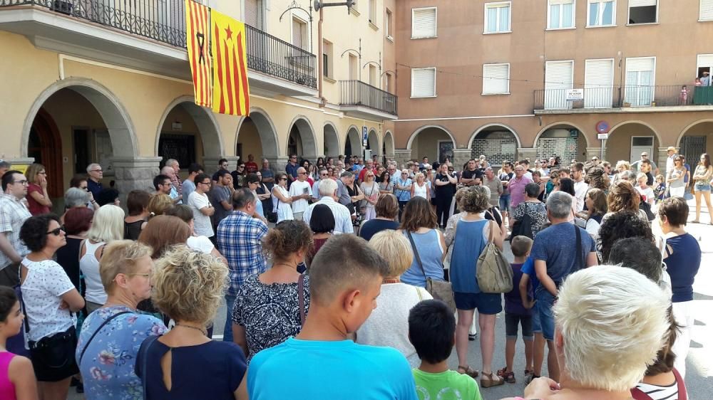 Més de 200 persones han fet un minut de silenci a la plaça de l’Ajuntament de Navàs.