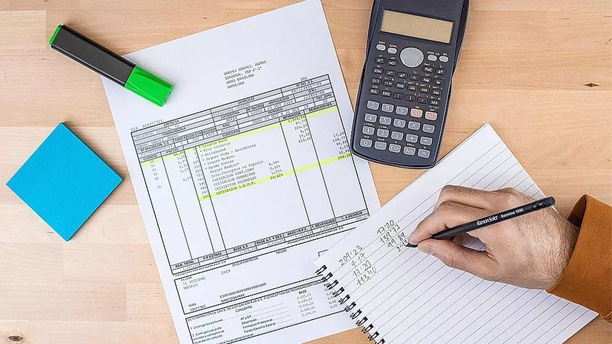 Un trabajador revisa su nómina