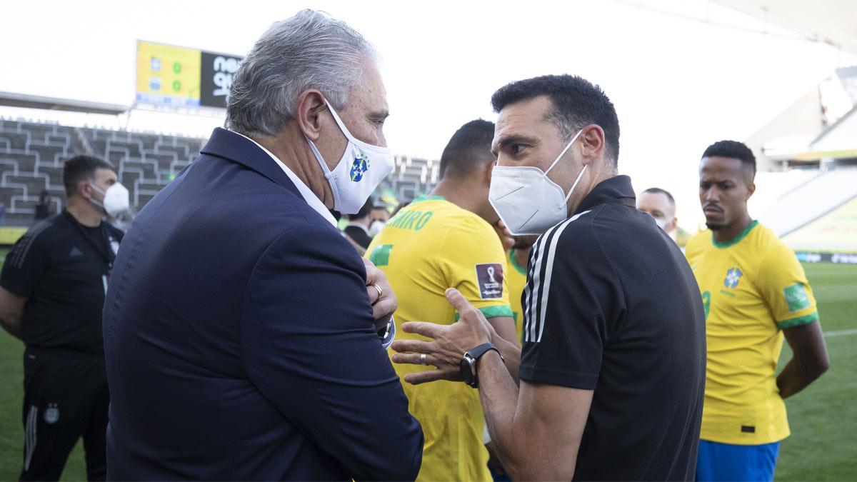 Tite y Scaloni intercambiando impresiones tras la suspensión del partido