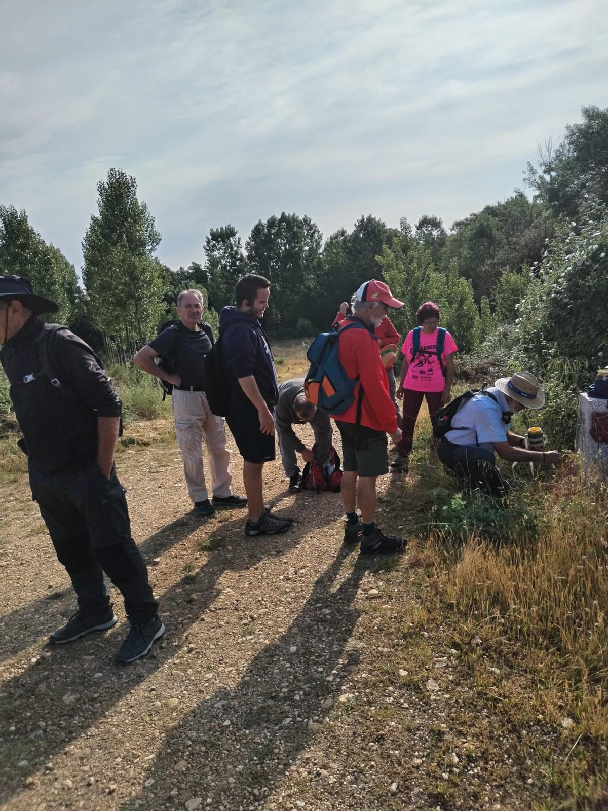 Voluntarios en la labor de repintar la señalización del tramo.