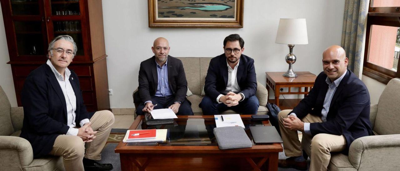 Por la izquierda, Pablo González, Rodrigo Pintueles, Jaime Fernández-Paíno y Jesús Martínez Salvador, ayer, durante su reunión en el Parador Nacional Molino Viejo. | Juan Plaza