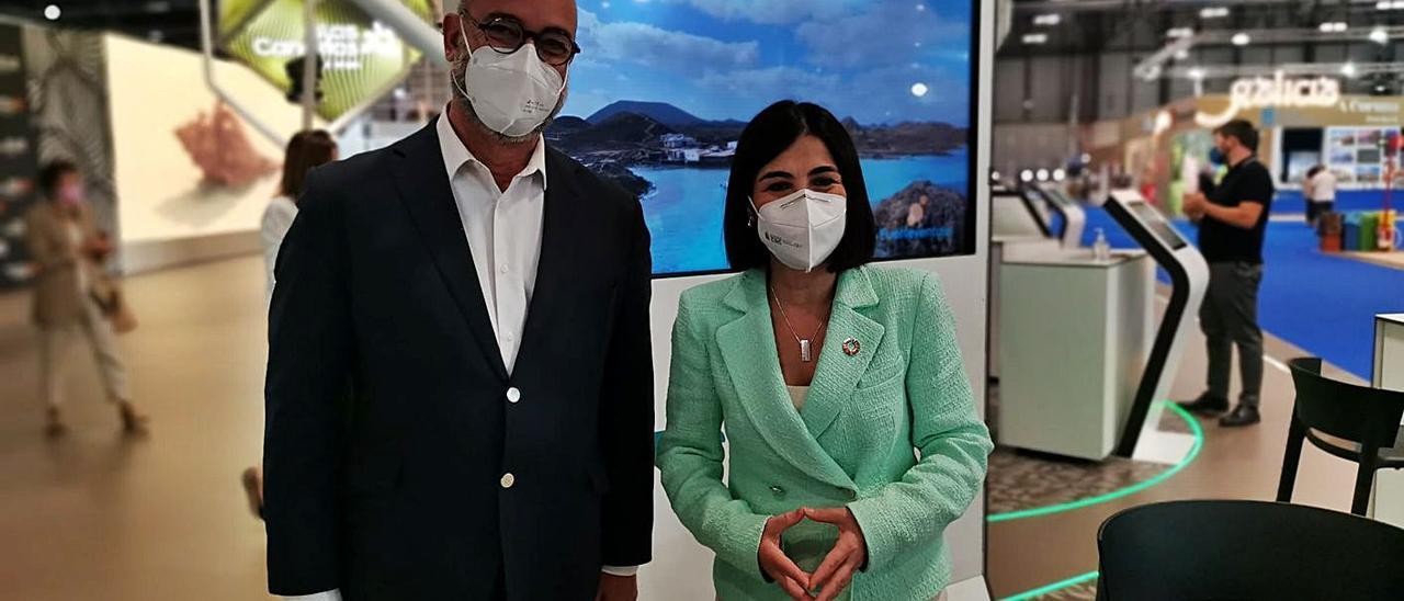 Moisés Jorge junto a la ministra de Sanidad, Carolina Darias, hace escasos días en la feria de Fitur, en Madrid. | |