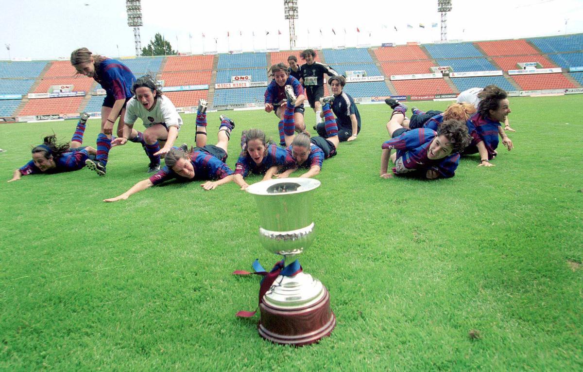 El Levante femenino celebra el título de Liga en 2001, que le dió el pasaporte para la Champions
