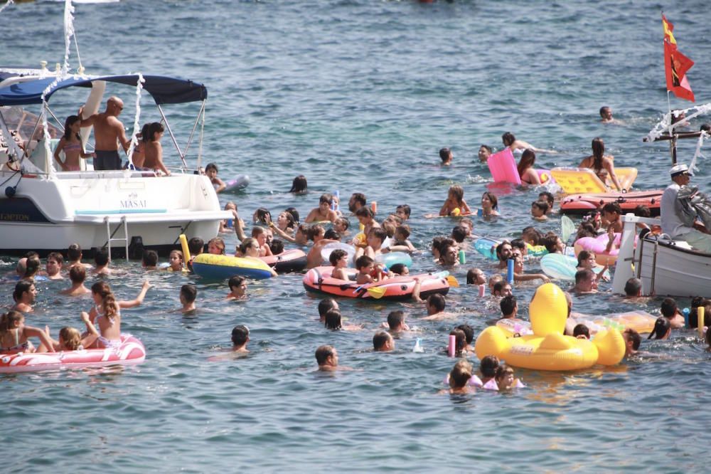 In dem Küstenort an der Nordostküste von Mallorca wurden am Dienstag (15.8.) wieder von Booten Enten geworfen. Statt Exemplaren aus Fleisch und Blut kommen seit einigen Jahren Plastikenten zum Einsatz. Wer sie schnappt, kann Preise gewinnen.