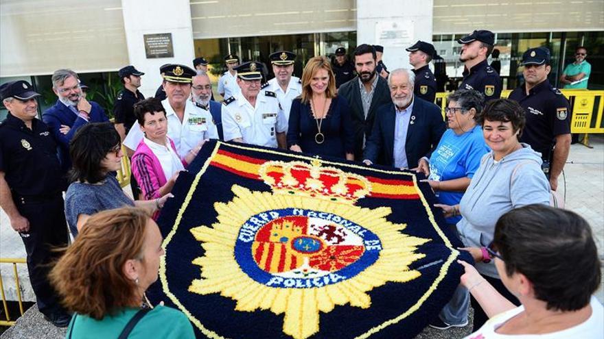 Placeat entrega un tapiz, que lucirá en la comisaría