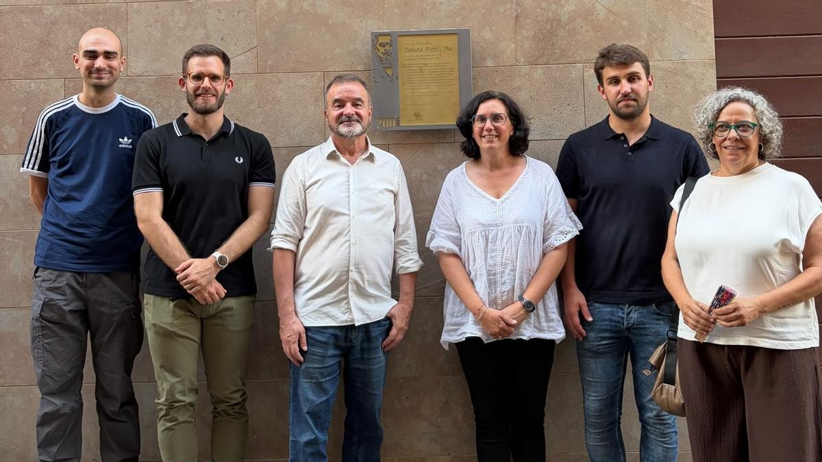 L'alcaldessa amb l'escriptor Alfred Bosch i resta del consistori en la descoberta de la placa