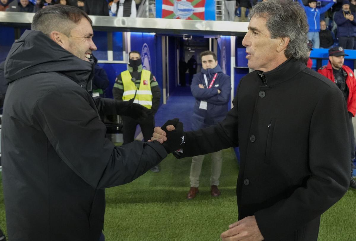 VITORIA, 04/01/2026.- El entrenador del Alavés, el argentino Eduardo Coudet (i) saluda al del Oviedo, el uruguayo Guillermo Almada, antes del partido de LaLiga que se disputa este domingo en el estadio de Mendizorroza. EFE / L. Rico