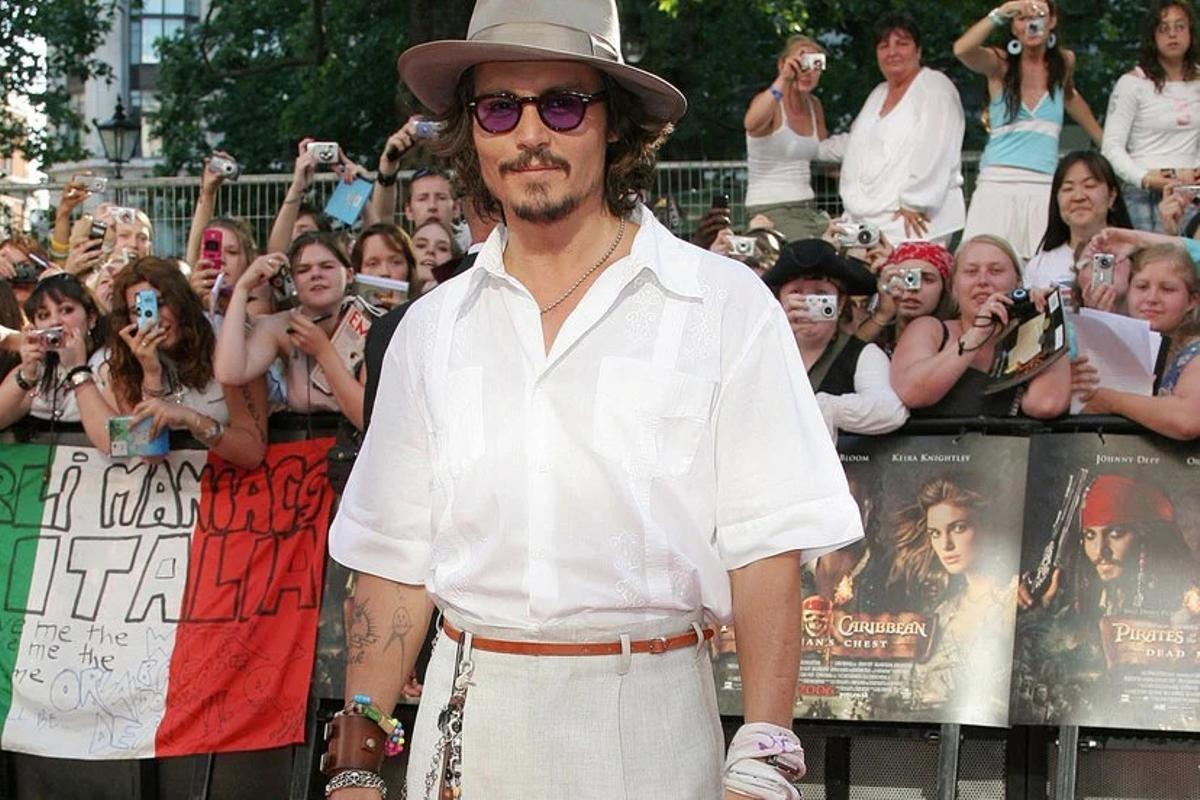 Johnny Depp, el pirata caribeño más famoso del mundo, luciendo guayabaera en México