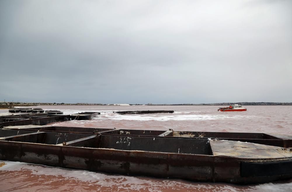 Las barcazas de transporte de sal en Torrevieja han terminado arrastradas a la orilla por el viento