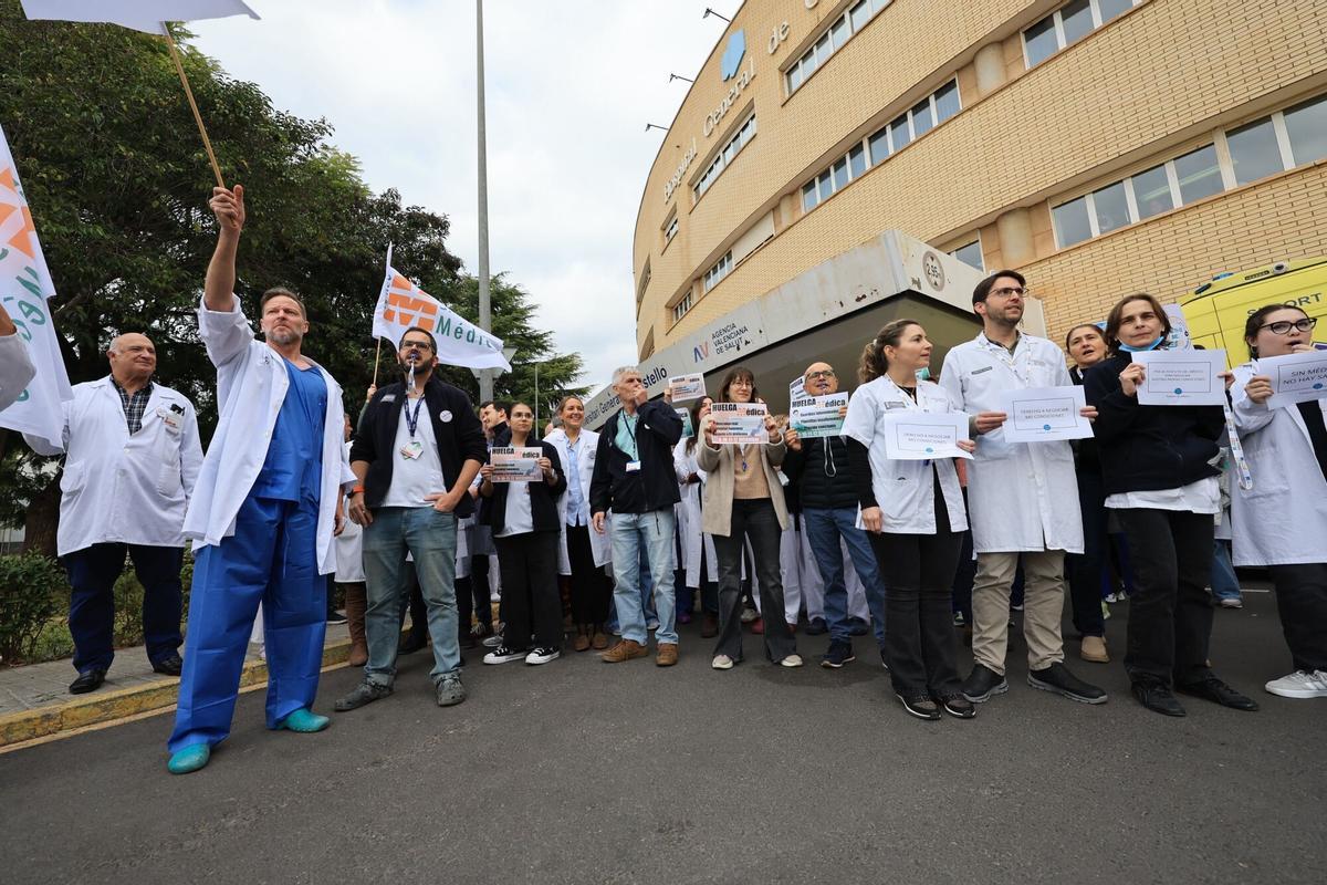 Manifestación de los médicos para exigir un estatuto propio. Manifestación de los médicos para exigir un estatuto propio.