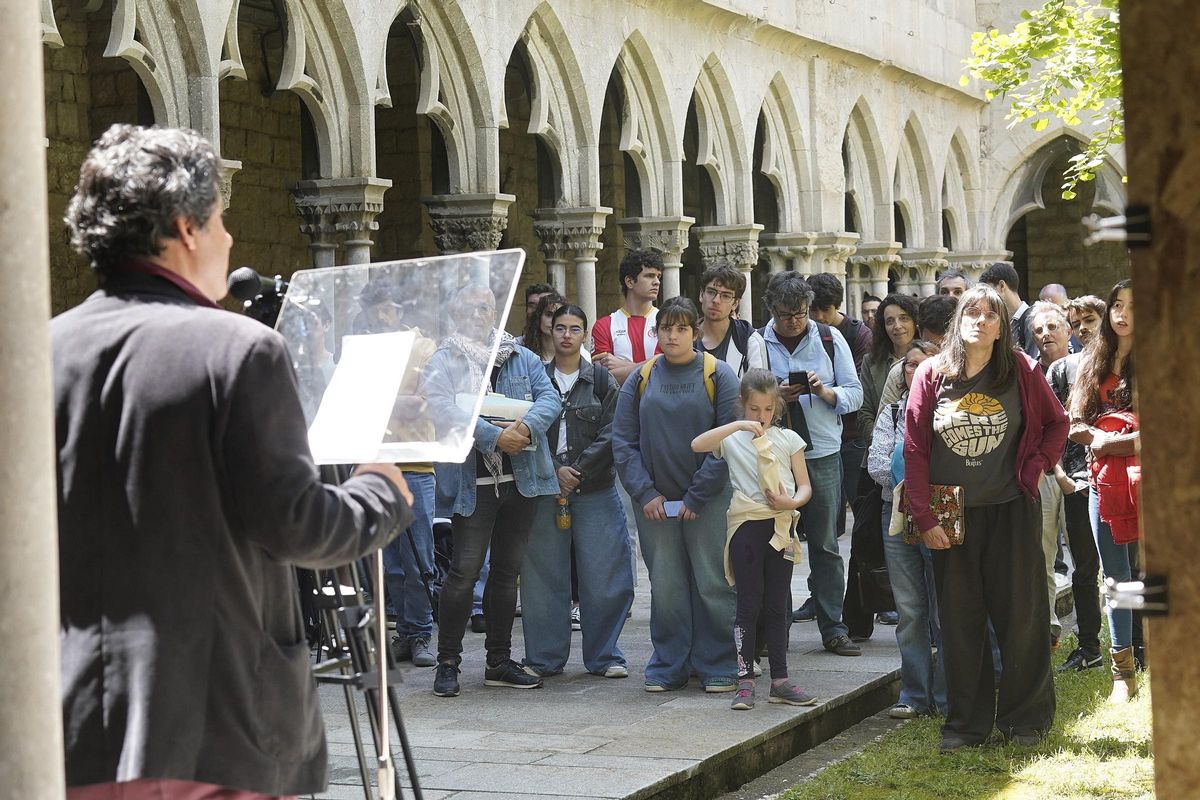 Els assistents a l'acte al claustre de la Facultat de Lletres de la UdG.