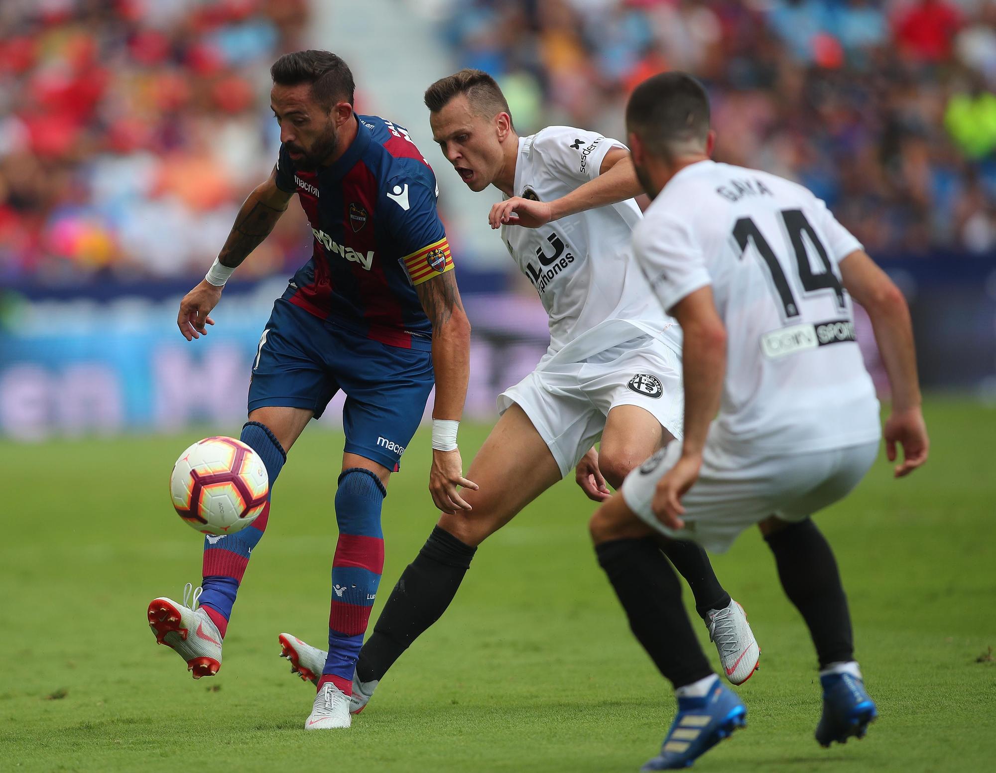 Album de fotos histórico del derbi entre el Valencia y el Levante