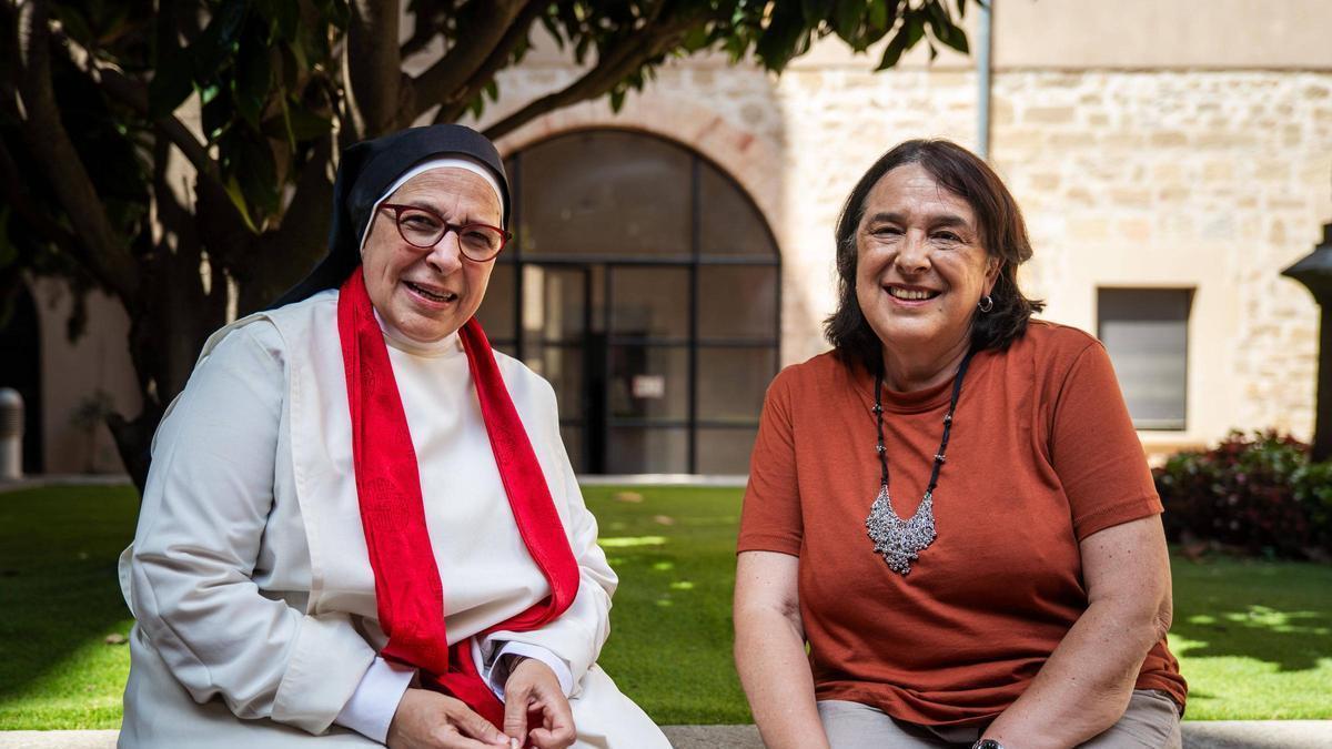 Lucía i Maria José Caram fotografiades al convent de Santa Clara