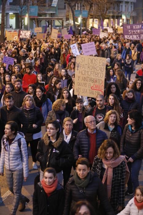 Multitudinària manifestació feminista a Girona