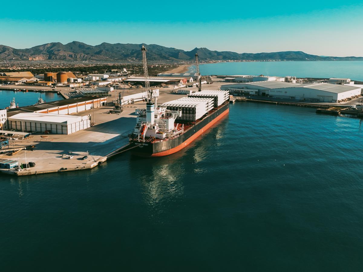 El puerto de Castellón acoge la compleja operativa de un macrobuque