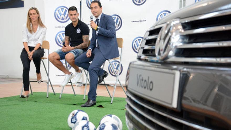 En la imagen, Magüi Melián, el brand manager Daniel Guillén, y en medio el internacional, Vitolo.