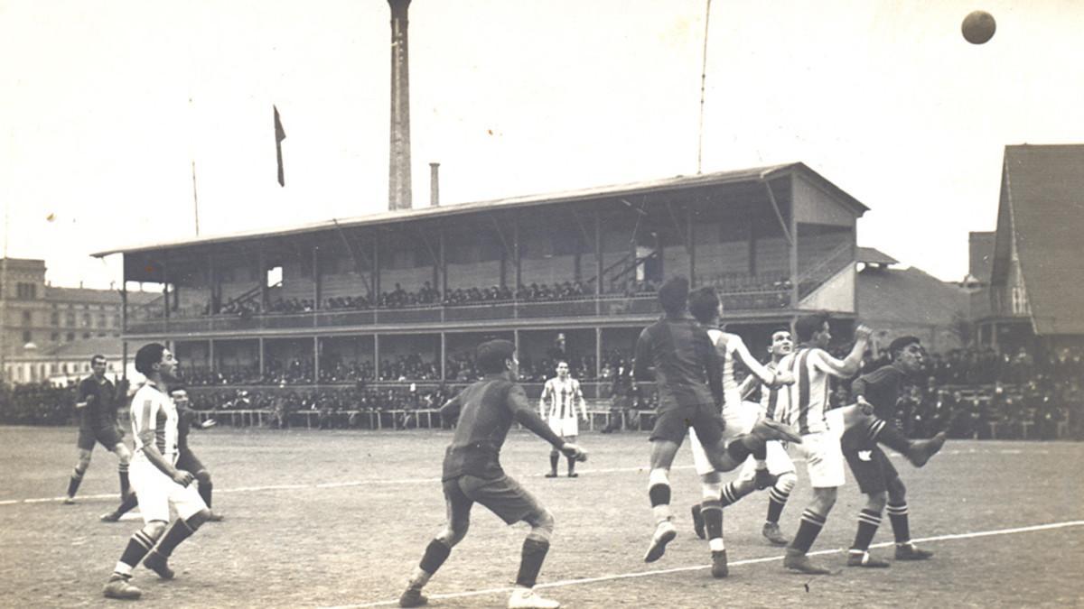 La tribuna del Estadio Johan Cruyff está inspirada en la que levantó el Barça del presidente Gamper en el campo de la calle Industria (1909-1922)