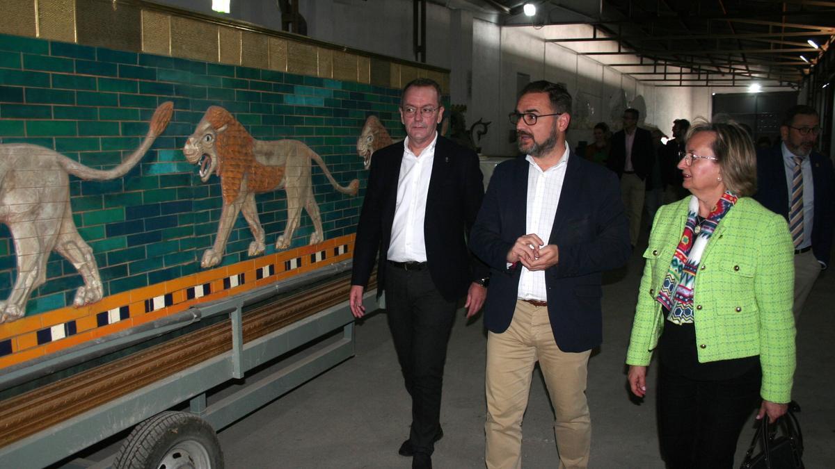 Ramón Mateos, Diego José Mateos y María Jesús Pérez, recorrían la nave que ya acoge algunos de los carros emblemáticos del Paso Blanco.