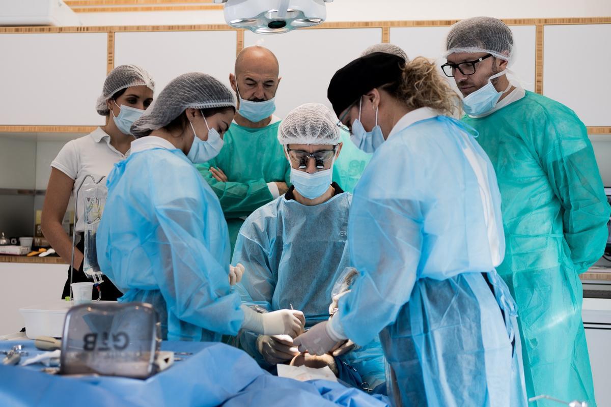 El equipo de clínicas Vericat durante una implantología dental con carga inmediata.
