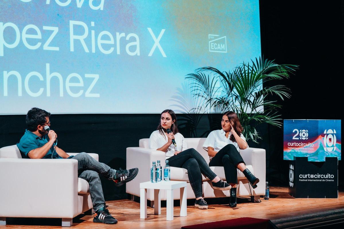 De izda. a dcha., Pela del Álamo, director del festival, conversa con la escritora María Sánchez y la directora Elena López Riera