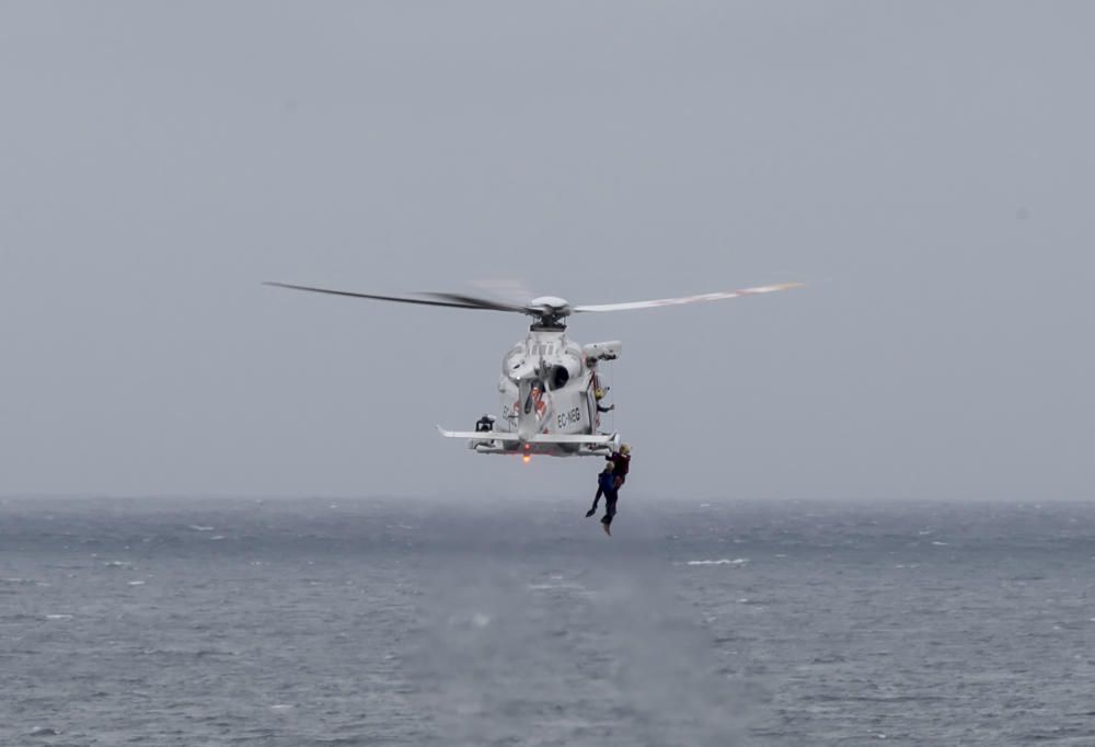 Rescate de un marinero en la playa de Poniente