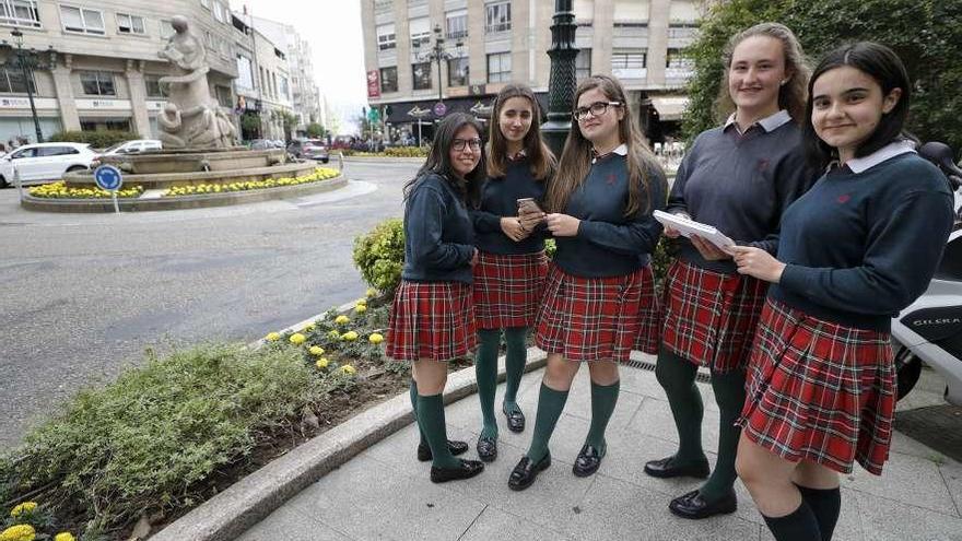 Las autoras del callejero femenino, Rosa Cambeiro, María Fortes, Alba Portela, Ana Sánchez y Julia Gago, ante la escultura de Rosalía de Castro, en la calle dedicada a la autora. // Alba Villar