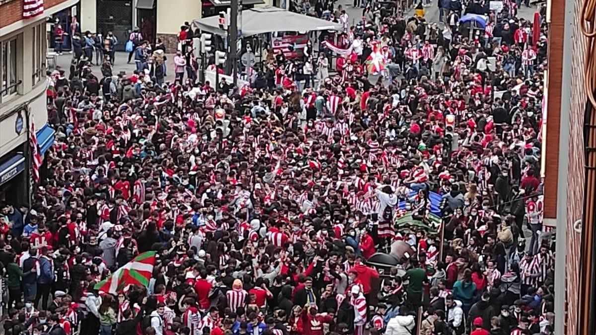 Aficionados del Athletic en la zona de Pozas en Bilbao, este sábado.