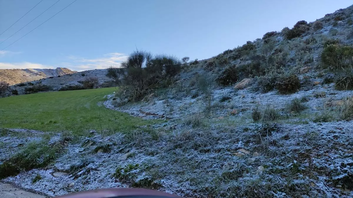 El frío mantiene el aviso amarillo en el interior de Málaga tras una tarde de granizo y nieve