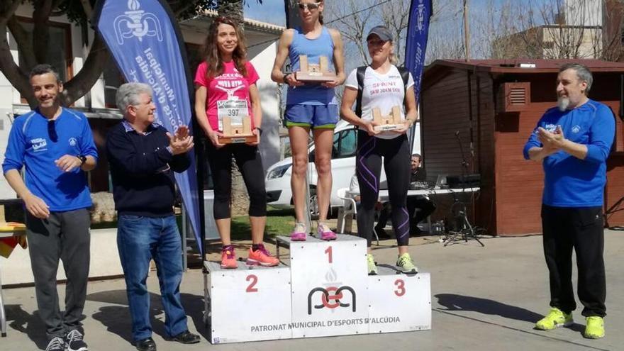 Las tres primeras clasificadas de la Mitja Marató, en el podio.
