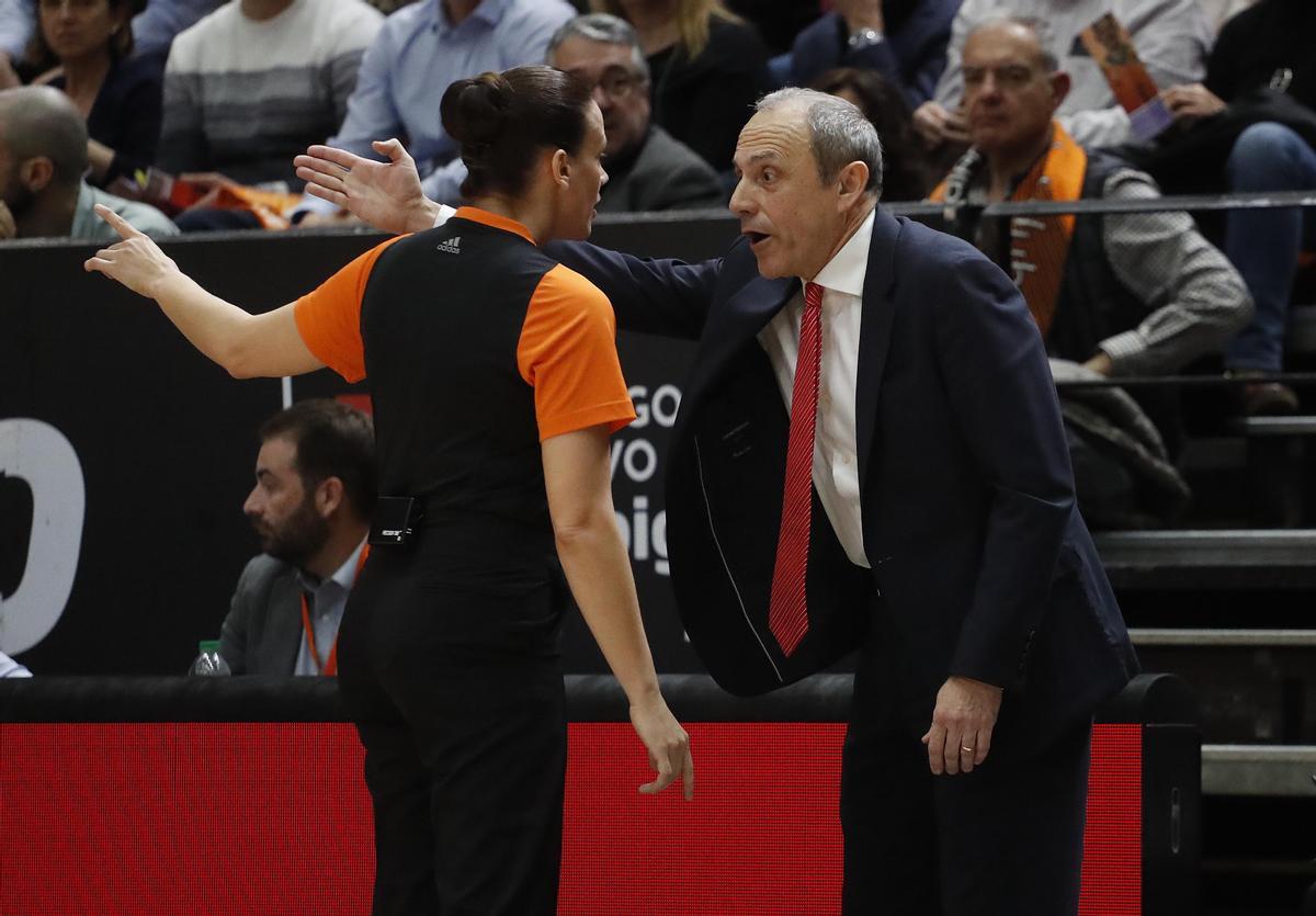 Ettore Messina, protestando una acción del partido Valencia Basket - Armani Milan