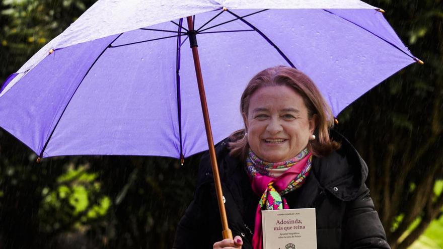 Carmen Casal, con un ejemplar de su libro "Adosinda, más que reina". | IRMA COLLÍN