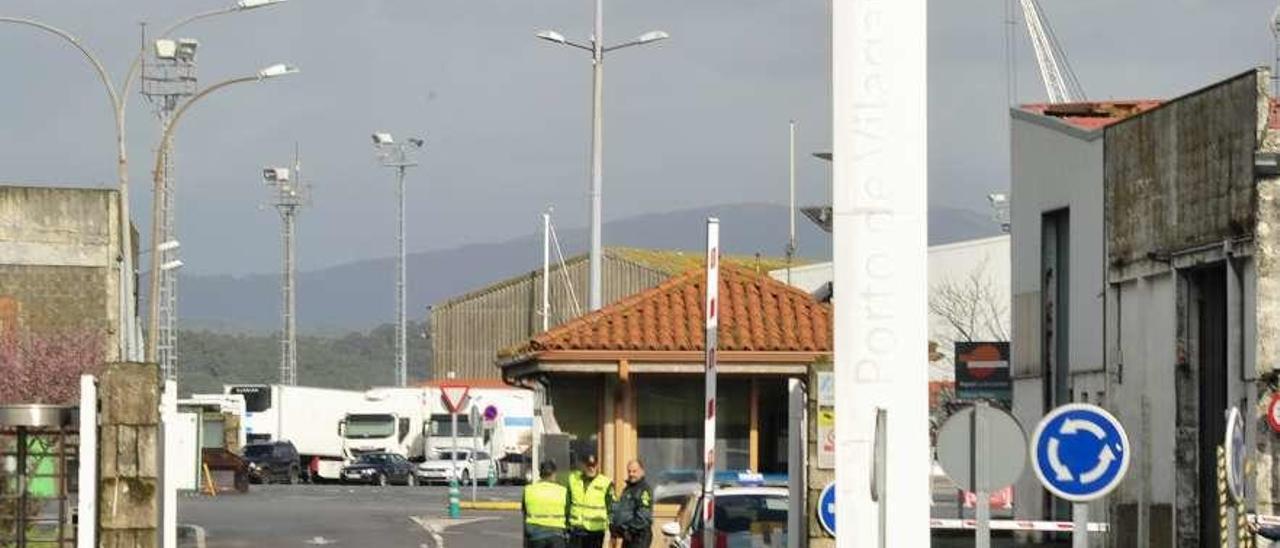 La Guardia Civil en la entrada del Puerto de Vilagarcía. // Iñaki Abella