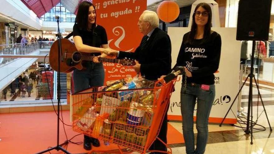 La cantante Blanca Pereira entrega un carro a Alberto Martí.