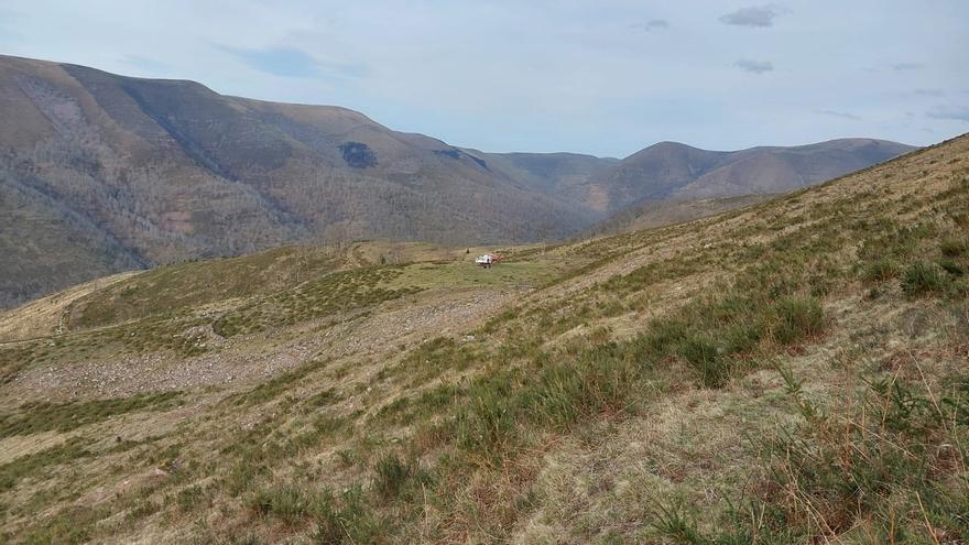 Un bombero forestal muere cuando trabajaba en la extinción de un incendio en un monte de Cantabria