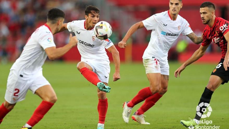 Copete presiona a Oliver Torres en el partido ante el Sevilla.