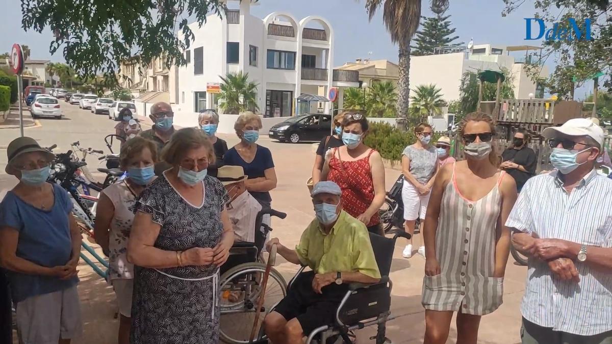 Más de 200 vecinos de la Colònia de Sant Pere protestan por el cierre de la unidad de salud.