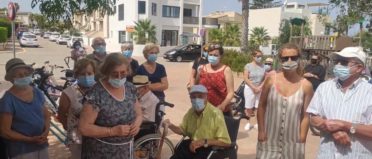 Más de 200 vecinos de la Colònia de Sant Pere protestan por el cierre de la unidad de salud