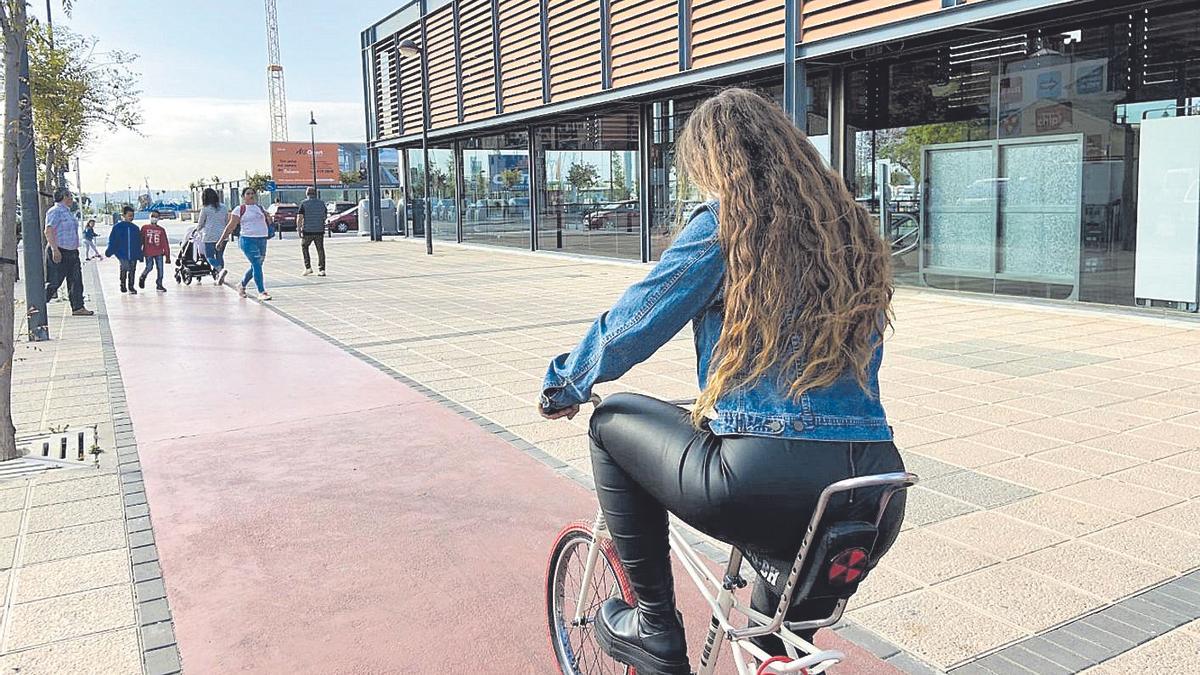 Uno de los carriles bici habilitados en el término municipal de Quart de Poblet.